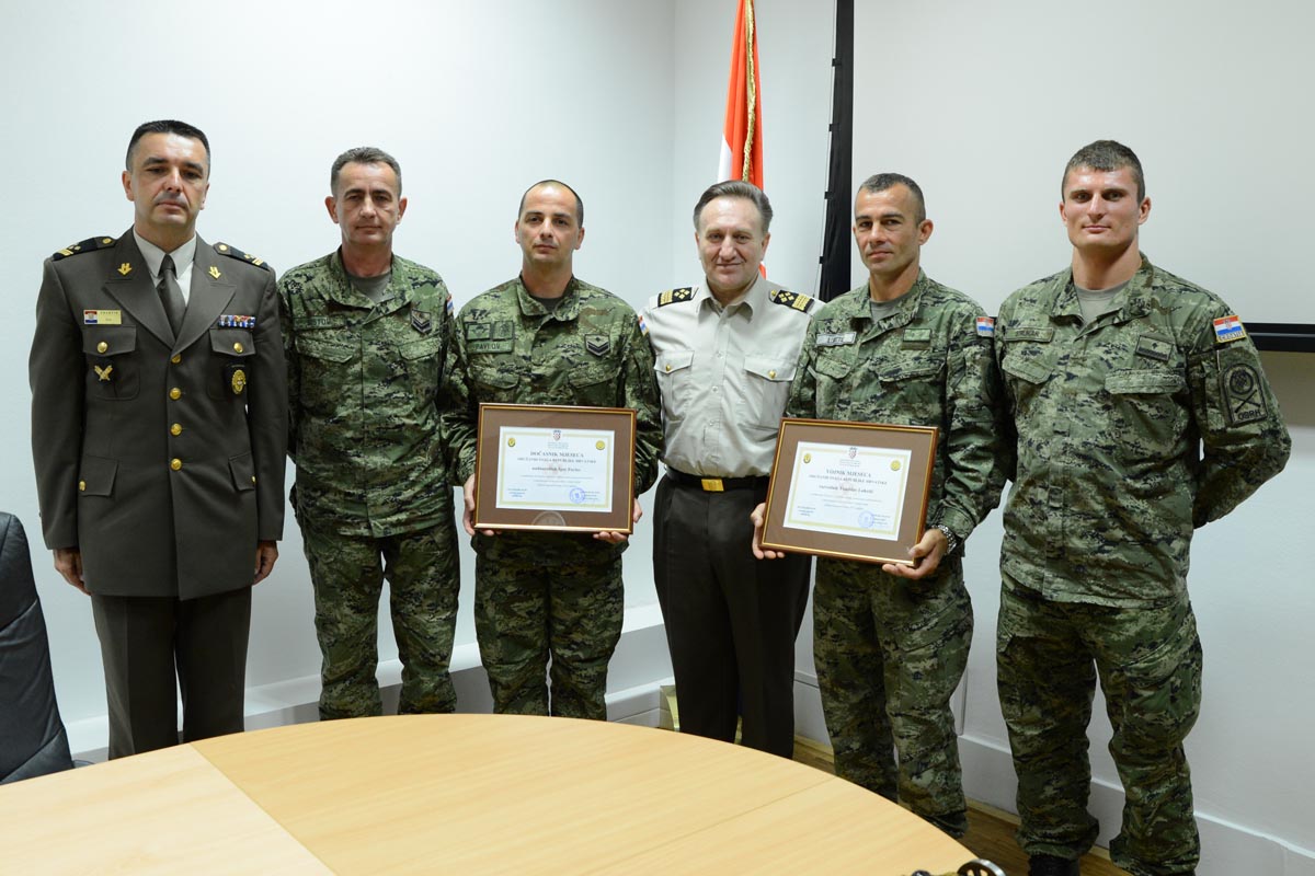 https://www.morh.hr/wp-content/gallery/urucena-priznanja-najboljem-vojniku-i-docasniku-za-svibanj/vojnk_mjeseca_17062015_12.JPG