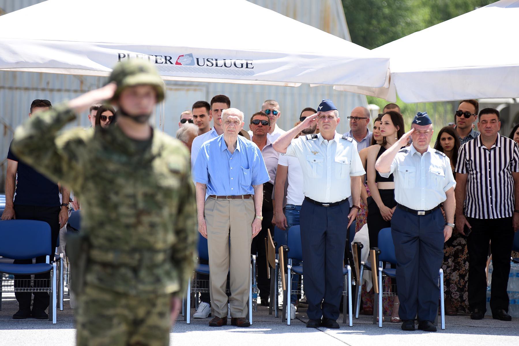 https://www.morh.hr/wp-content/gallery/uruceni-letacki-znakovi-vojnim-pilotima-23-narastaja/vojni_piloti_23_narastaj_hrz_14062019_06.jpg