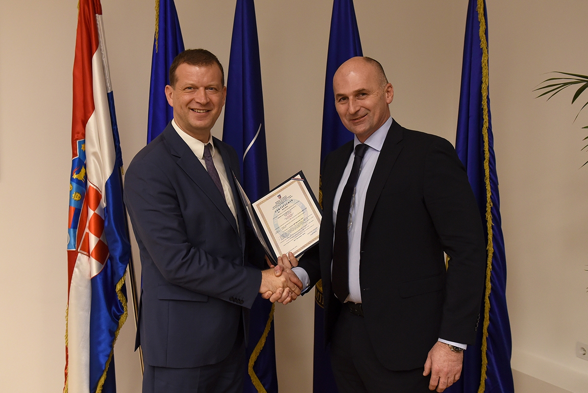 https://www.morh.hr/wp-content/gallery/uruceni-nato-certifikati-tvrtkama-kroko-i-uprgrade/20191219_nato_certifikati_13.jpg