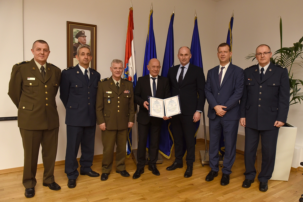 https://www.morh.hr/wp-content/gallery/uruceni-nato-certifikati-tvrtkama-kroko-i-uprgrade/20191219_nato_certifikati_14.jpg