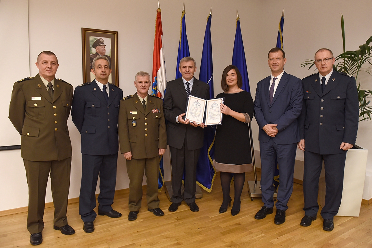 https://www.morh.hr/wp-content/gallery/uruceni-nato-certifikati-tvrtkama-kroko-i-uprgrade/20191219_nato_certifikati_15.jpg