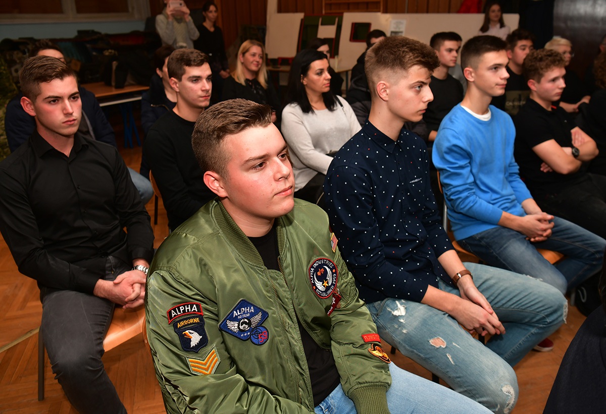 https://www.morh.hr/wp-content/gallery/uruceni-ugovori-o-stipendiranju-buducim-zrakoplovnim-tehnicarima/20191218_zrakoplovni_tehnicari_04.jpg