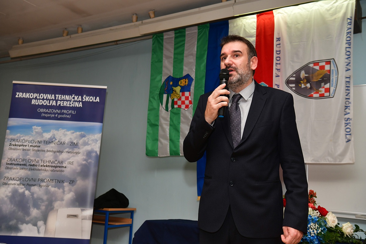 https://www.morh.hr/wp-content/gallery/uruceni-ugovori-o-stipendiranju-buducim-zrakoplovnim-tehnicarima/20191218_zrakoplovni_tehnicari_05.jpg