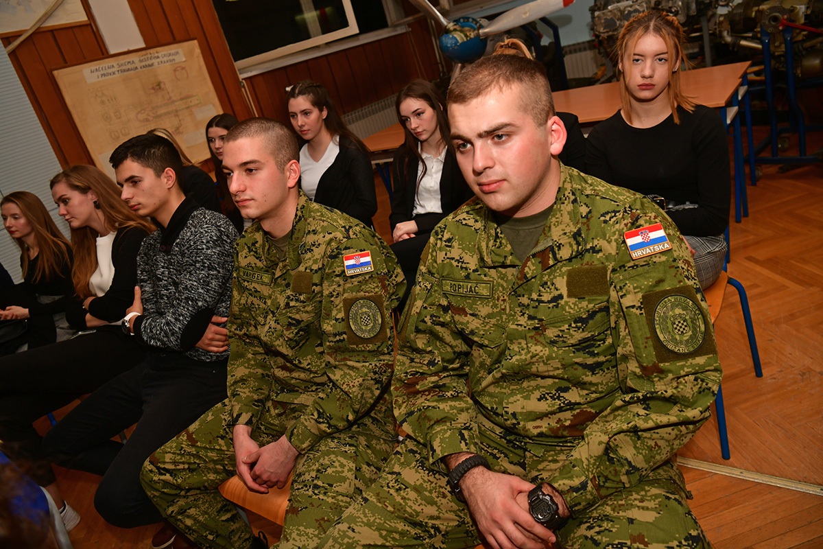 https://www.morh.hr/wp-content/gallery/uruceni-ugovori-o-stipendiranju-buducim-zrakoplovnim-tehnicarima/20191218_zrakoplovni_tehnicari_06.jpg