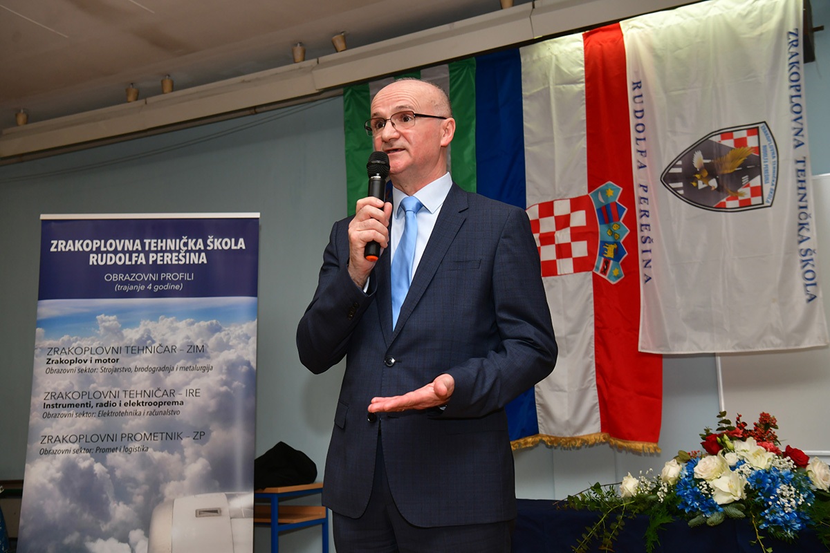 https://www.morh.hr/wp-content/gallery/uruceni-ugovori-o-stipendiranju-buducim-zrakoplovnim-tehnicarima/20191218_zrakoplovni_tehnicari_07.jpg