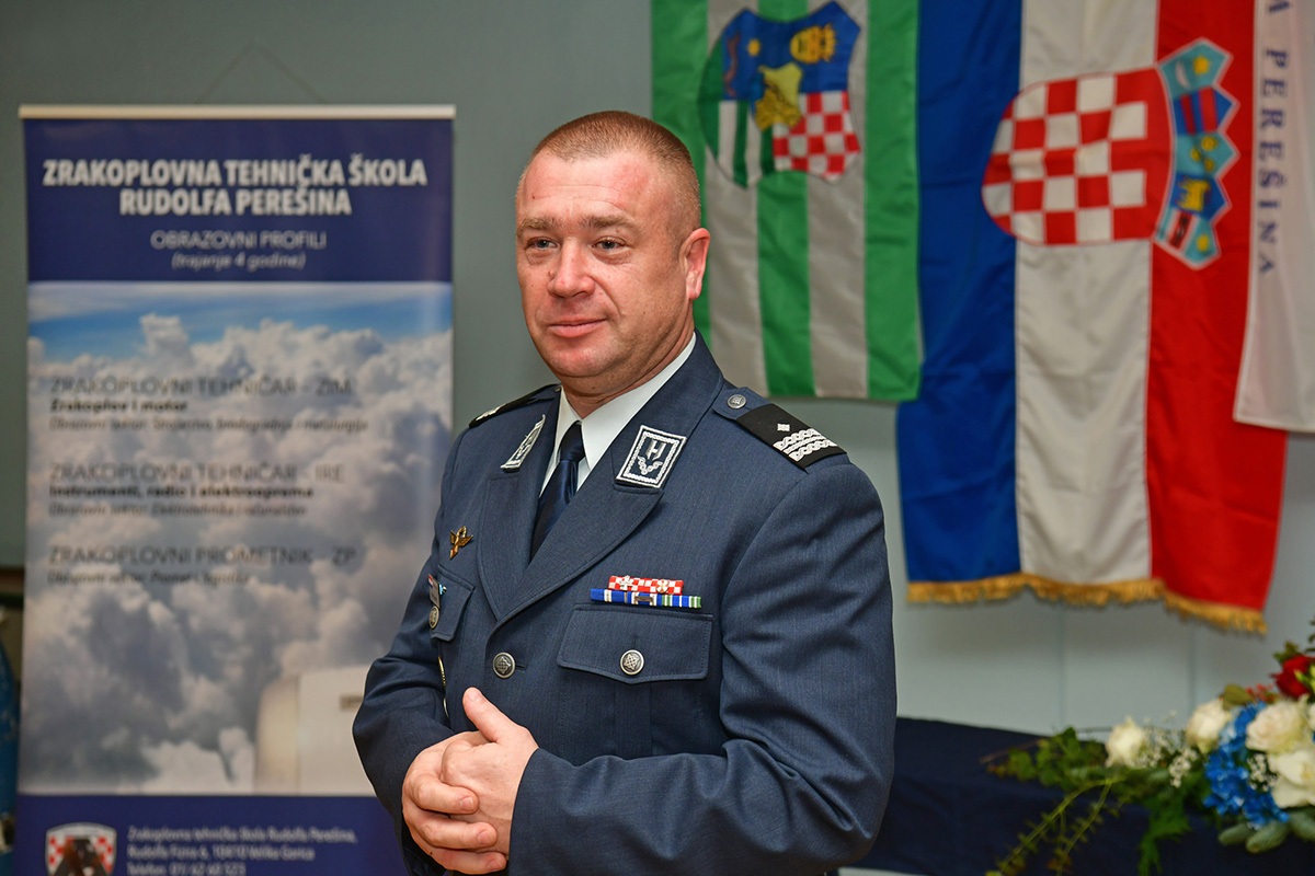 https://www.morh.hr/wp-content/gallery/uruceni-ugovori-o-stipendiranju-buducim-zrakoplovnim-tehnicarima/20191218_zrakoplovni_tehnicari_08.jpg