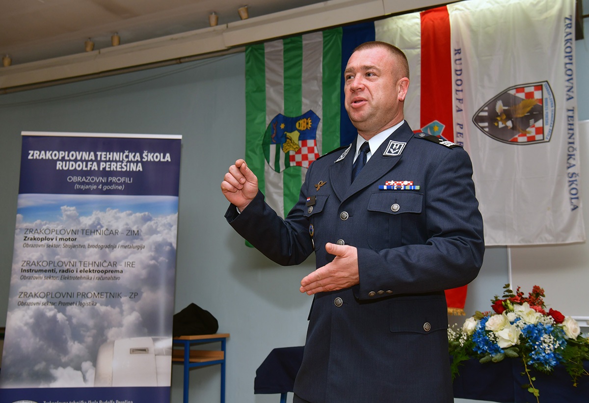 https://www.morh.hr/wp-content/gallery/uruceni-ugovori-o-stipendiranju-buducim-zrakoplovnim-tehnicarima/20191218_zrakoplovni_tehnicari_09.jpg