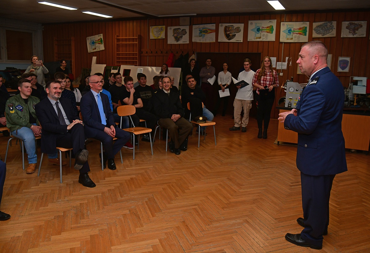 https://www.morh.hr/wp-content/gallery/uruceni-ugovori-o-stipendiranju-buducim-zrakoplovnim-tehnicarima/20191218_zrakoplovni_tehnicari_10.jpg