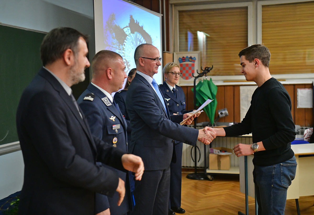 https://www.morh.hr/wp-content/gallery/uruceni-ugovori-o-stipendiranju-buducim-zrakoplovnim-tehnicarima/20191218_zrakoplovni_tehnicari_11.jpg
