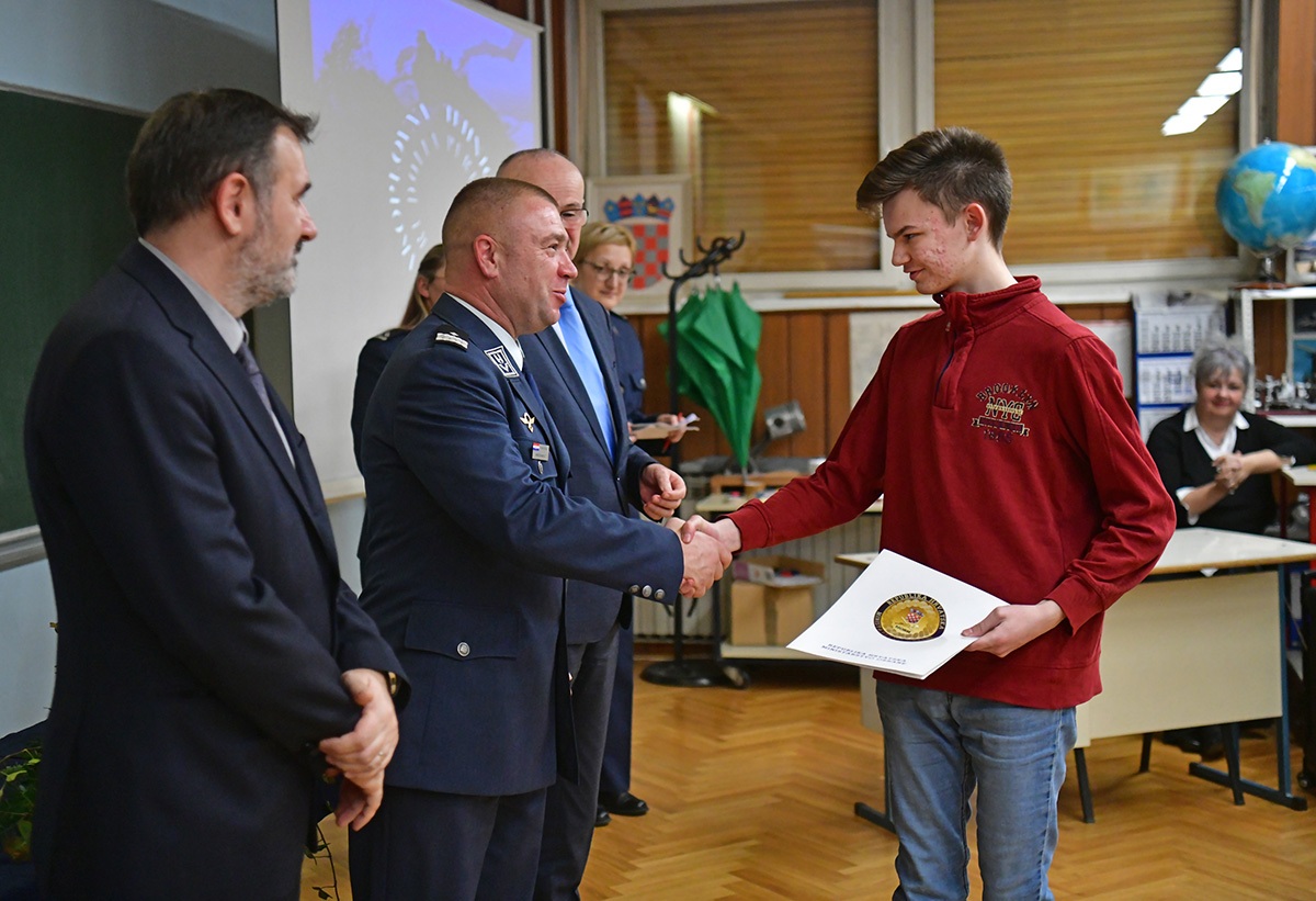 https://www.morh.hr/wp-content/gallery/uruceni-ugovori-o-stipendiranju-buducim-zrakoplovnim-tehnicarima/20191218_zrakoplovni_tehnicari_12.jpg