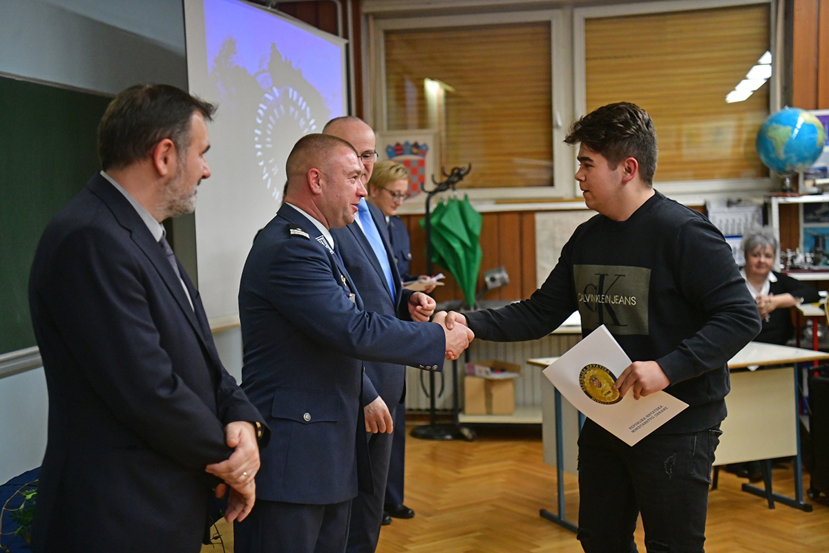 https://www.morh.hr/wp-content/gallery/uruceni-ugovori-o-stipendiranju-buducim-zrakoplovnim-tehnicarima/20191218_zrakoplovni_tehnicari_13.jpg