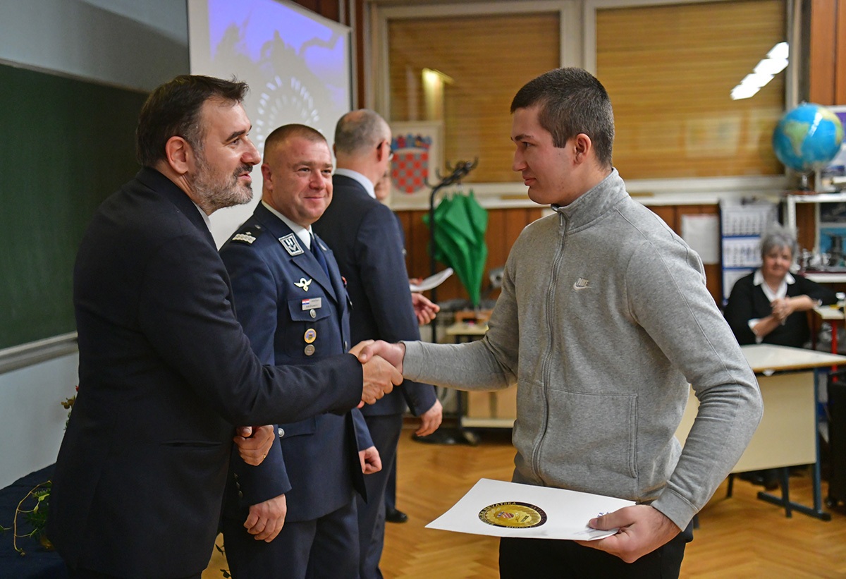 https://www.morh.hr/wp-content/gallery/uruceni-ugovori-o-stipendiranju-buducim-zrakoplovnim-tehnicarima/20191218_zrakoplovni_tehnicari_14.jpg
