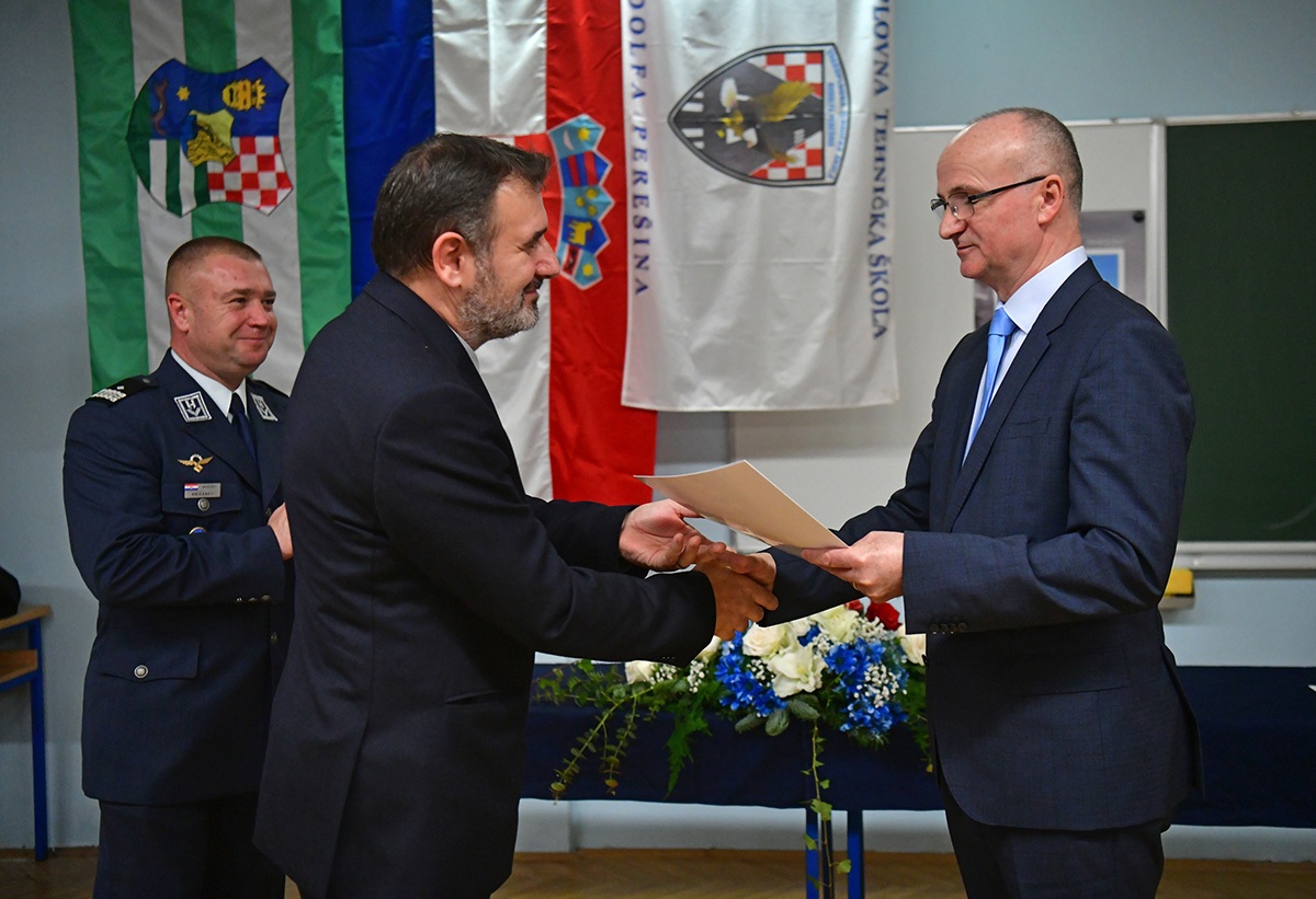 https://www.morh.hr/wp-content/gallery/uruceni-ugovori-o-stipendiranju-buducim-zrakoplovnim-tehnicarima/20191218_zrakoplovni_tehnicari_15.jpg