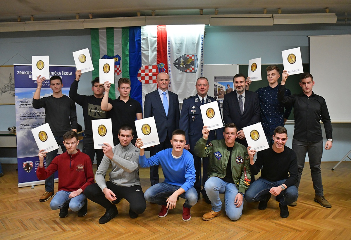 https://www.morh.hr/wp-content/gallery/uruceni-ugovori-o-stipendiranju-buducim-zrakoplovnim-tehnicarima/20191218_zrakoplovni_tehnicari_17.jpg