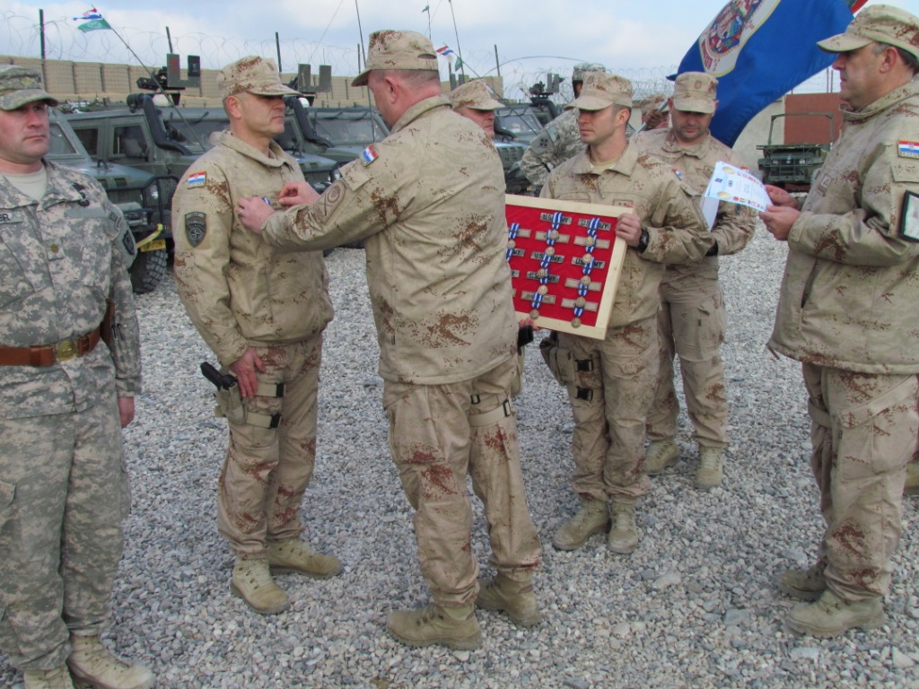 https://www.morh.hr/wp-content/gallery/uruene-nato-isaf-medalje-pripadnicima-mjeovitog-hrvatsko-amerikog-mentorskog-tima/isaf_20110118_07.JPG