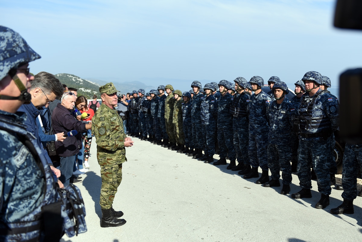 https://www.morh.hr/wp-content/gallery/uspjesno-lansirana-raketa-rb-15b-i-pogoden-cilj-na-dugom-otoku/velebit18_dugi_otok_20181014_0024.jpg