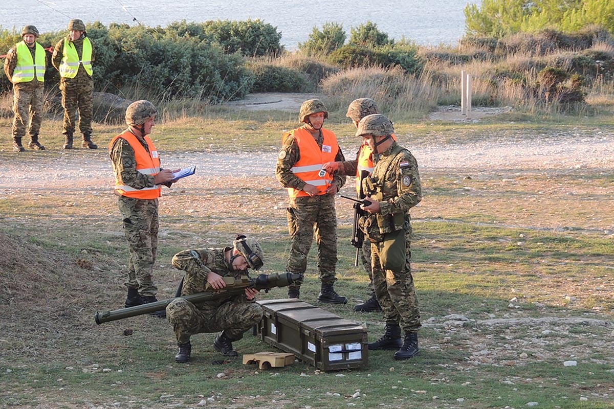 https://www.morh.hr/wp-content/gallery/uspjesno-provedeno-bojno-gadanje-na-rtu-kamenjak/velebit_18_rt_kamenjak_13102018_04.jpg