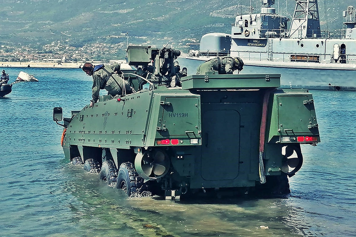 https://www.morh.hr/wp-content/gallery/uvjezbavanje-prevozenja-morem-borbenih-vozila-patria/patria-29042019_16.jpg