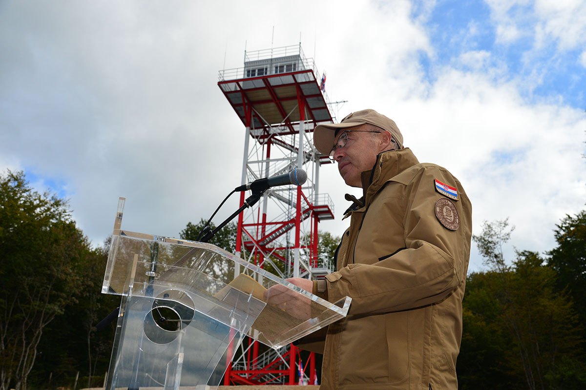 https://www.morh.hr/wp-content/gallery/uz-zajednistvo-i-partnerstvo-gradimo-jaku-i-mocnu-vojsku/kontrolno-nadzorni_toranj_slunj-04102019_04.jpg
