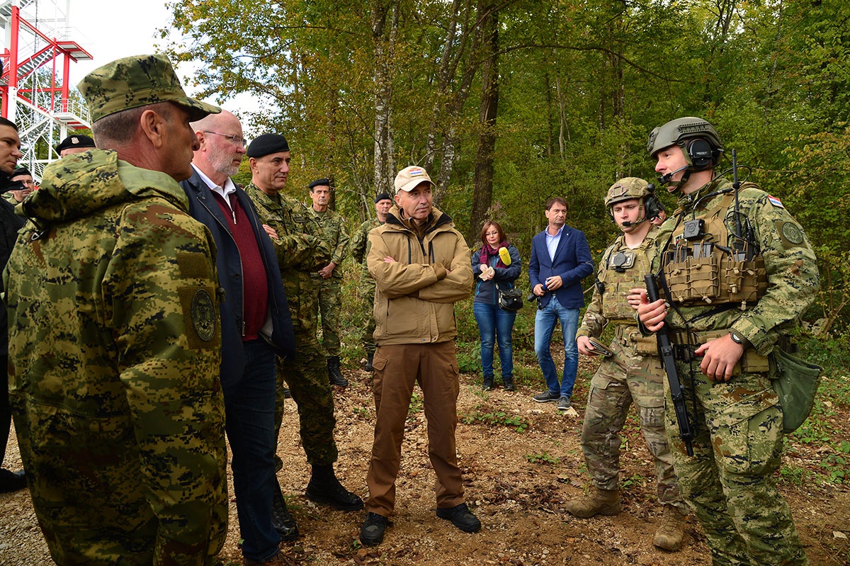 https://www.morh.hr/wp-content/gallery/uz-zajednistvo-i-partnerstvo-gradimo-jaku-i-mocnu-vojsku/kontrolno-nadzorni_toranj_slunj-04102019_05.jpg