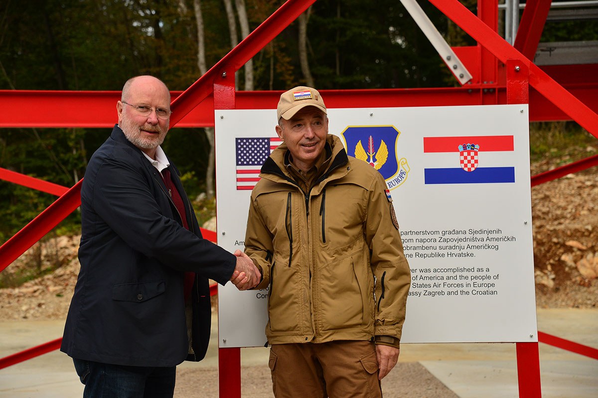 https://www.morh.hr/wp-content/gallery/uz-zajednistvo-i-partnerstvo-gradimo-jaku-i-mocnu-vojsku/kontrolno-nadzorni_toranj_slunj-04102019_08.jpg