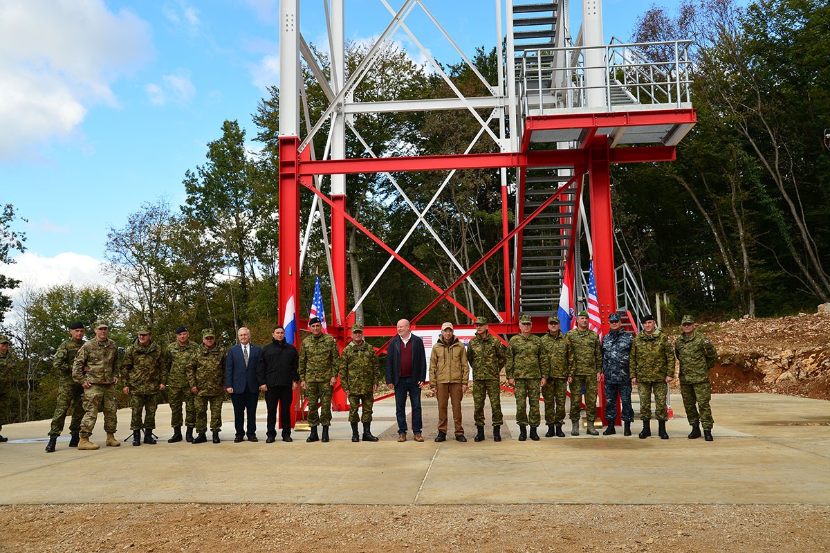 https://www.morh.hr/wp-content/gallery/uz-zajednistvo-i-partnerstvo-gradimo-jaku-i-mocnu-vojsku/kontrolno-nadzorni_toranj_slunj-04102019_09.jpg