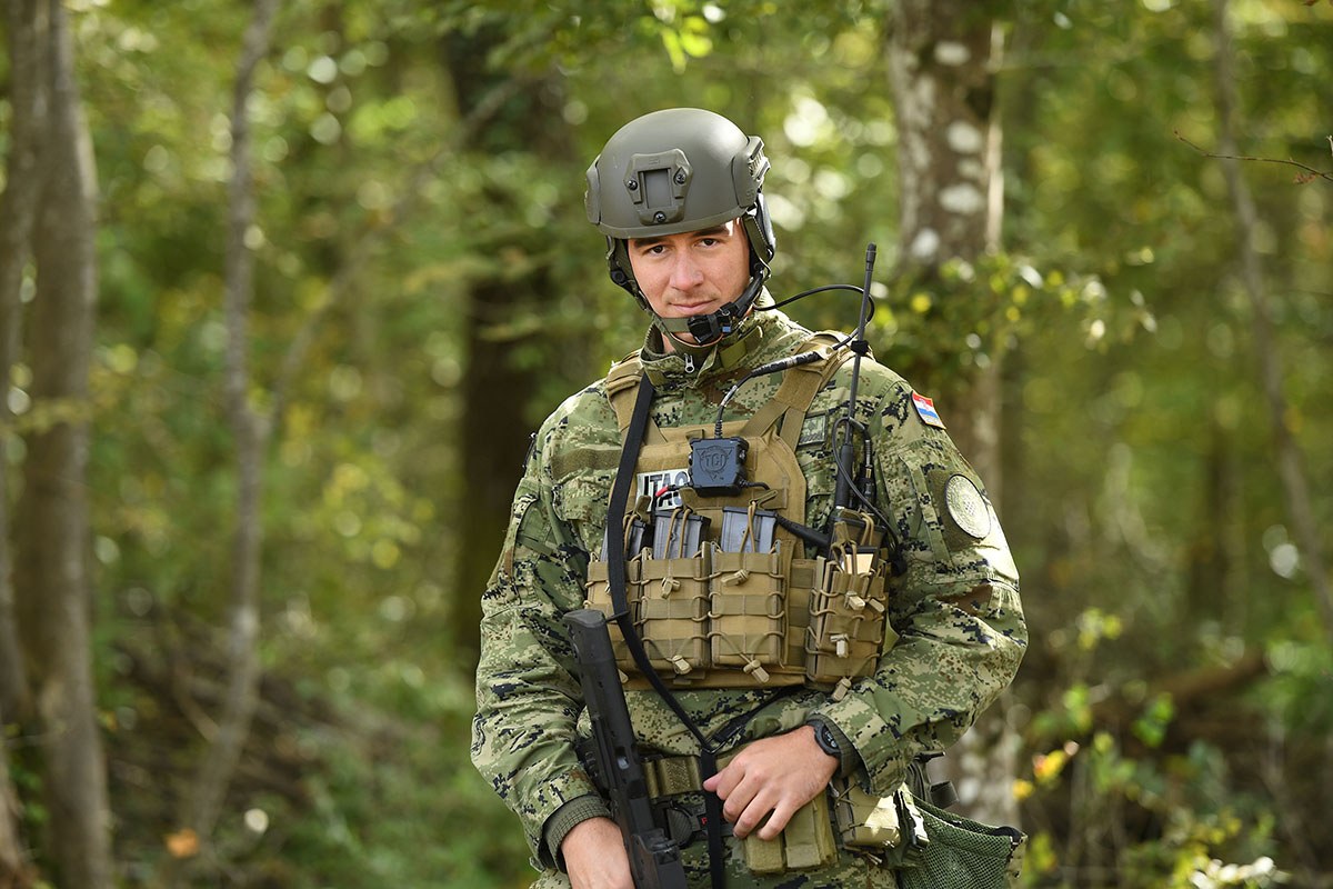 https://www.morh.hr/wp-content/gallery/uz-zajednistvo-i-partnerstvo-gradimo-jaku-i-mocnu-vojsku/kontrolno-nadzorni_toranj_slunj-04102019_20.jpg