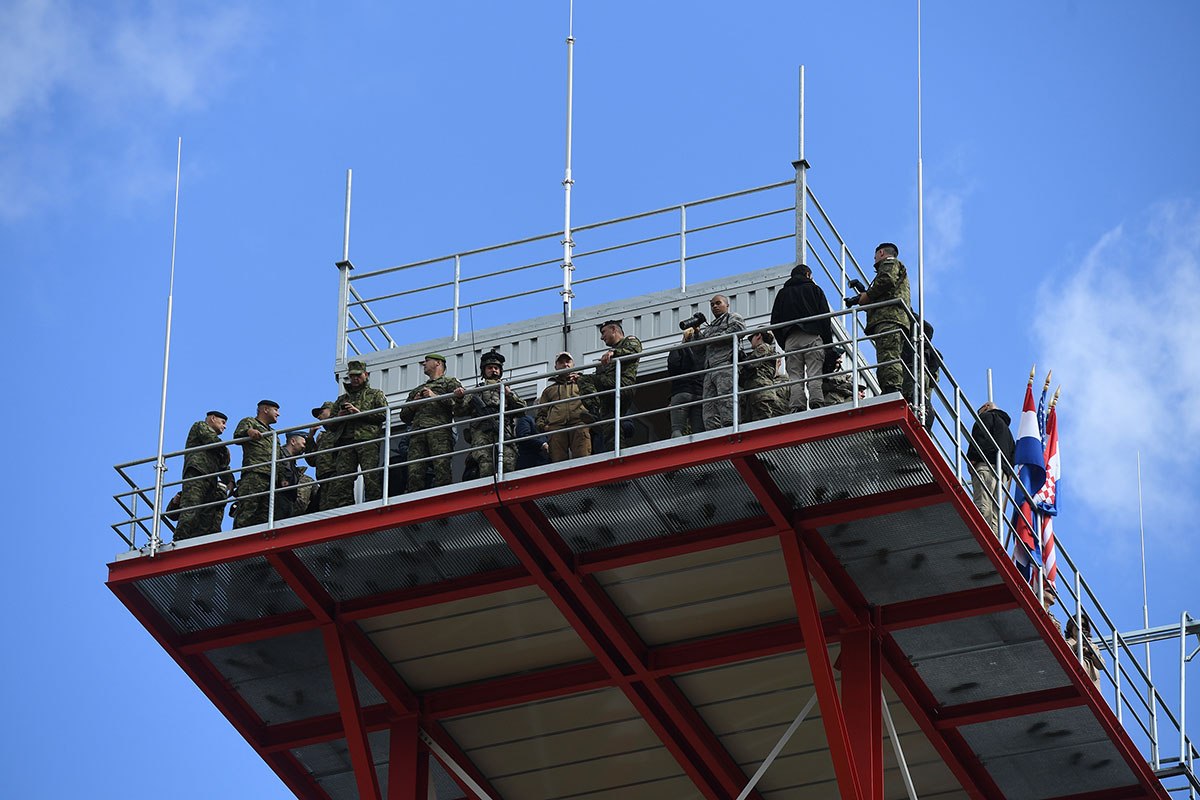 https://www.morh.hr/wp-content/gallery/uz-zajednistvo-i-partnerstvo-gradimo-jaku-i-mocnu-vojsku/kontrolno-nadzorni_toranj_slunj-04102019_21.jpg