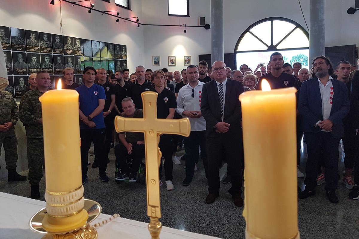 https://www.morh.hr/wp-content/gallery/vatreni-uoci-utakmice-s-hrvatskim-vojnicima-u-varazdinu/hrvatska_vojska_i_vatreni_varazdin_10062019_02.jpg