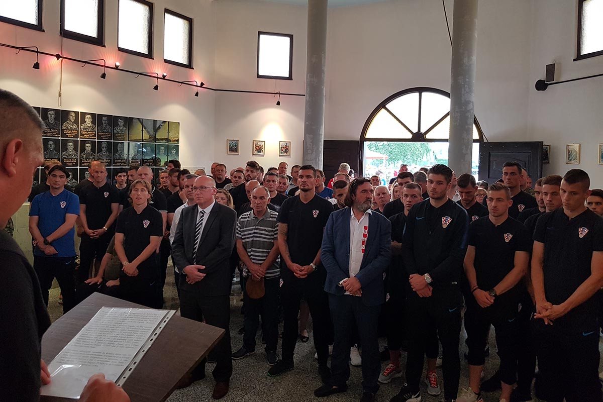 https://www.morh.hr/wp-content/gallery/vatreni-uoci-utakmice-s-hrvatskim-vojnicima-u-varazdinu/hrvatska_vojska_i_vatreni_varazdin_10062019_03.jpg