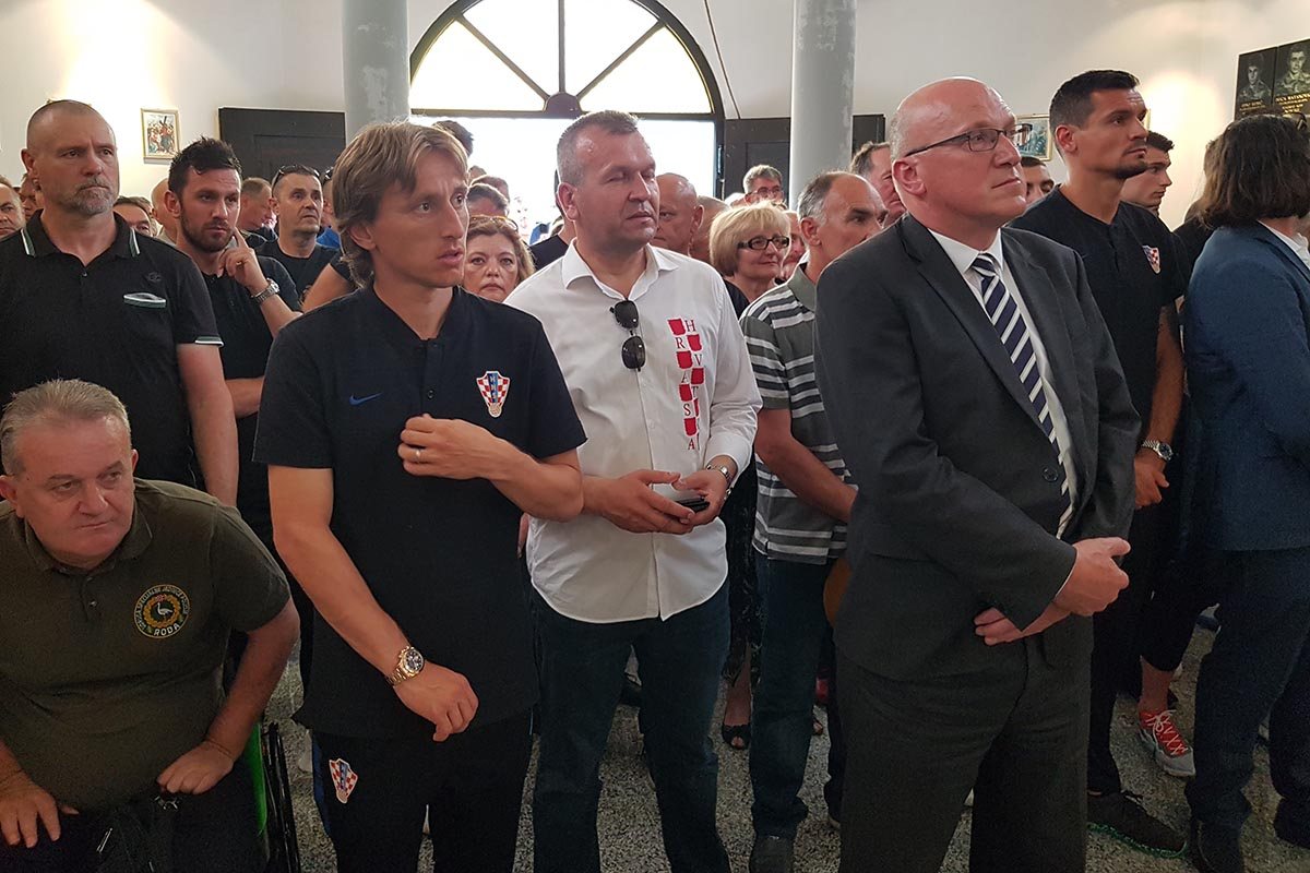 https://www.morh.hr/wp-content/gallery/vatreni-uoci-utakmice-s-hrvatskim-vojnicima-u-varazdinu/hrvatska_vojska_i_vatreni_varazdin_10062019_04.jpg
