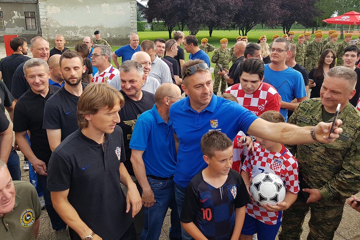 https://www.morh.hr/wp-content/gallery/vatreni-uoci-utakmice-s-hrvatskim-vojnicima-u-varazdinu/hrvatska_vojska_i_vatreni_varazdin_10062019_05.jpg