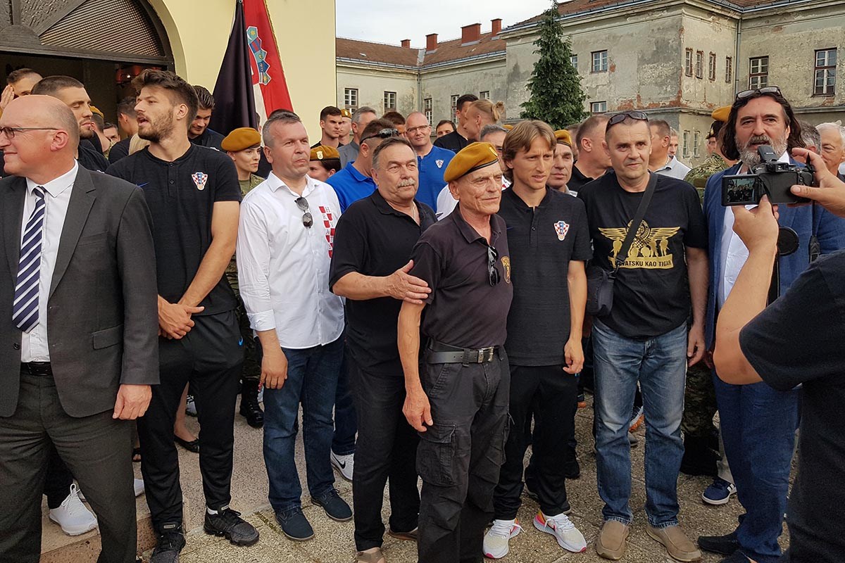 https://www.morh.hr/wp-content/gallery/vatreni-uoci-utakmice-s-hrvatskim-vojnicima-u-varazdinu/hrvatska_vojska_i_vatreni_varazdin_10062019_06.jpg
