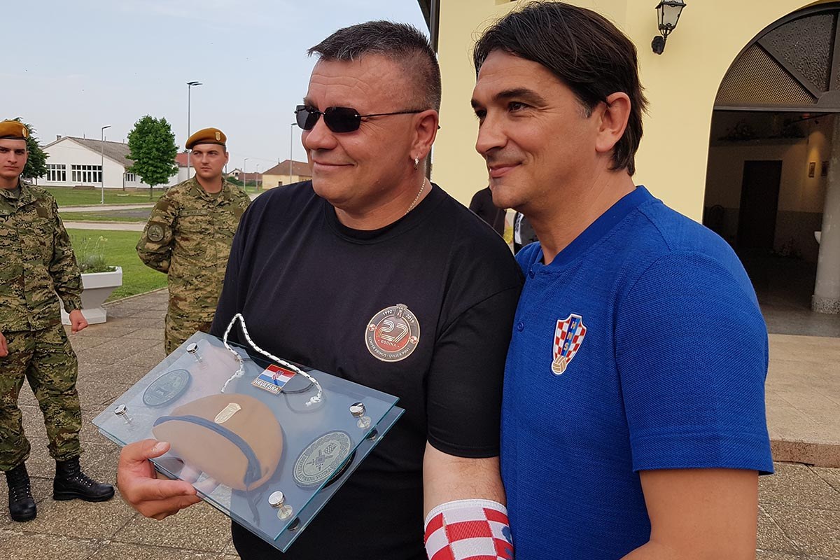 https://www.morh.hr/wp-content/gallery/vatreni-uoci-utakmice-s-hrvatskim-vojnicima-u-varazdinu/hrvatska_vojska_i_vatreni_varazdin_10062019_07.jpg