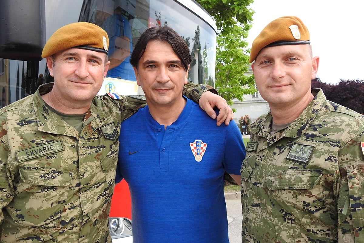https://www.morh.hr/wp-content/gallery/vatreni-uoci-utakmice-s-hrvatskim-vojnicima-u-varazdinu/hrvatska_vojska_i_vatreni_varazdin_10062019_11.jpg