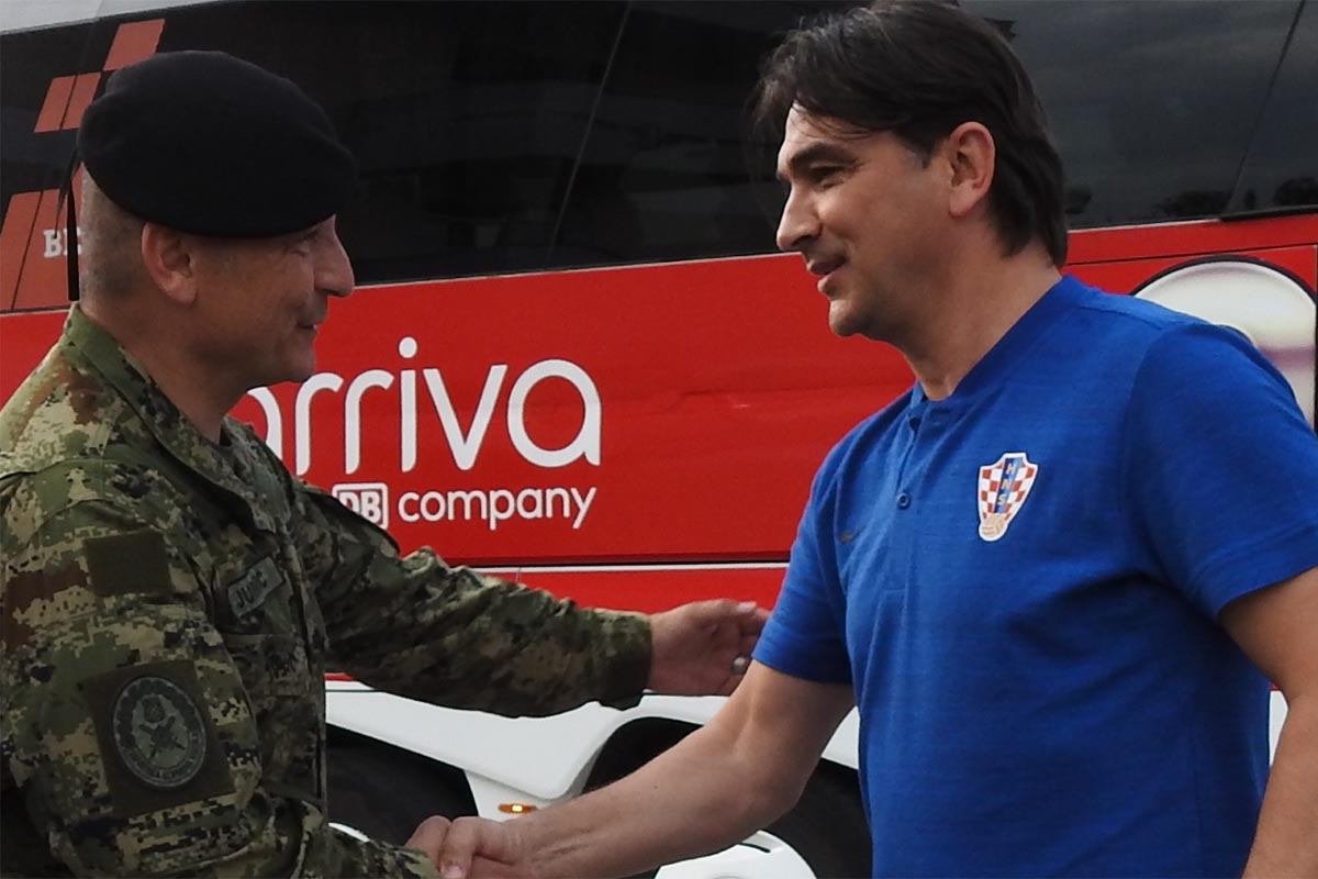 https://www.morh.hr/wp-content/gallery/vatreni-uoci-utakmice-s-hrvatskim-vojnicima-u-varazdinu/hrvatska_vojska_i_vatreni_varazdin_10062019_12.jpg