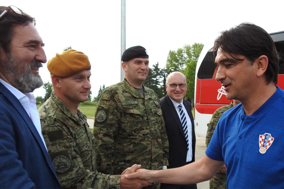https://www.morh.hr/wp-content/gallery/vatreni-uoci-utakmice-s-hrvatskim-vojnicima-u-varazdinu/hrvatska_vojska_i_vatreni_varazdin_10062019_13.jpg