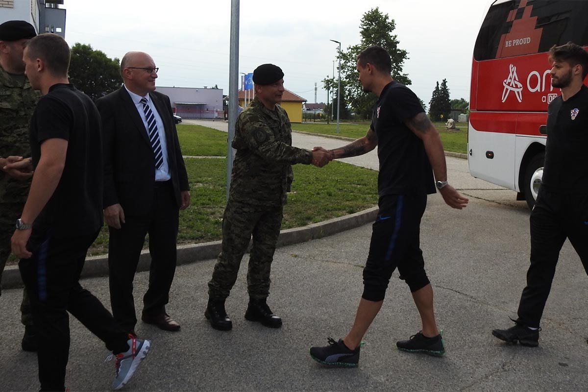 https://www.morh.hr/wp-content/gallery/vatreni-uoci-utakmice-s-hrvatskim-vojnicima-u-varazdinu/hrvatska_vojska_i_vatreni_varazdin_10062019_15.jpg