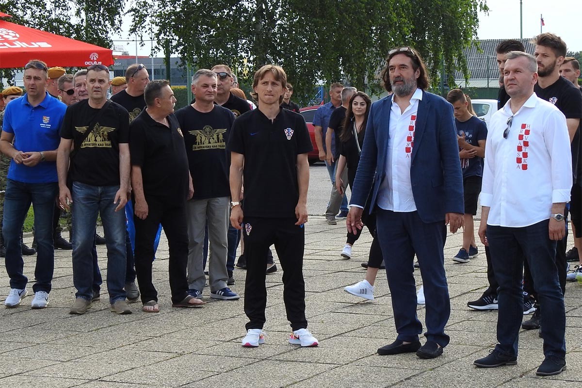 https://www.morh.hr/wp-content/gallery/vatreni-uoci-utakmice-s-hrvatskim-vojnicima-u-varazdinu/hrvatska_vojska_i_vatreni_varazdin_10062019_18.jpg