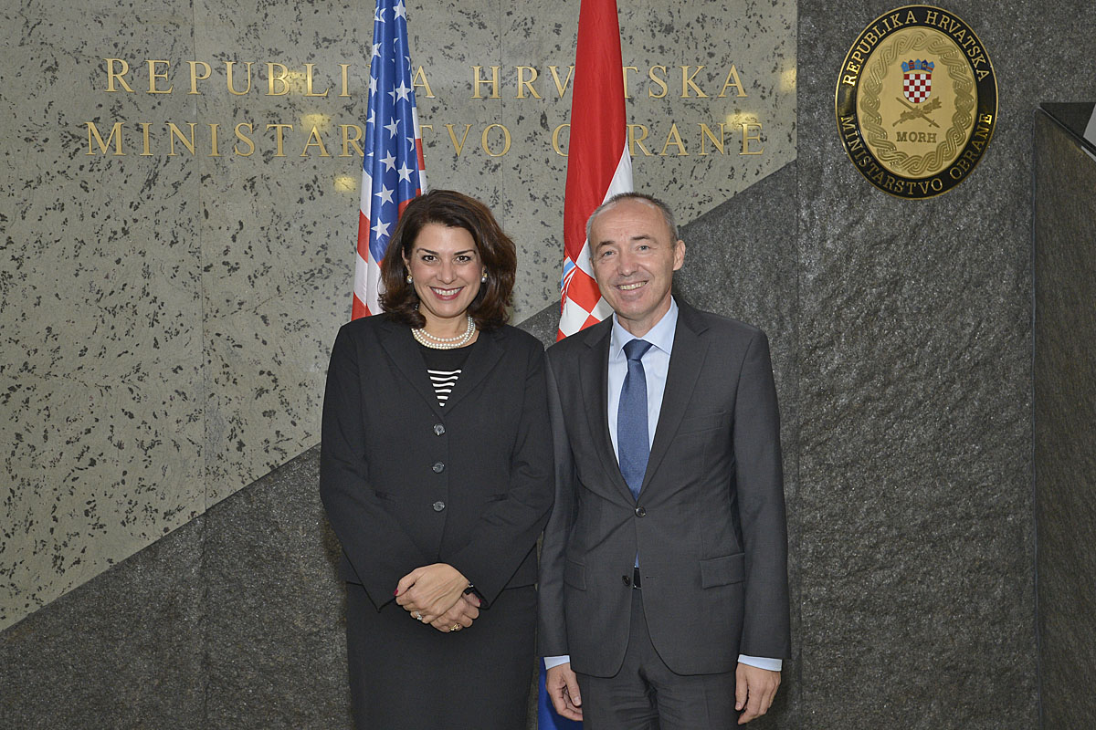 https://www.morh.hr/wp-content/gallery/veleposlanica-sad-a-u-posjetu-morh-u/vp_usa_02102016_01.jpg