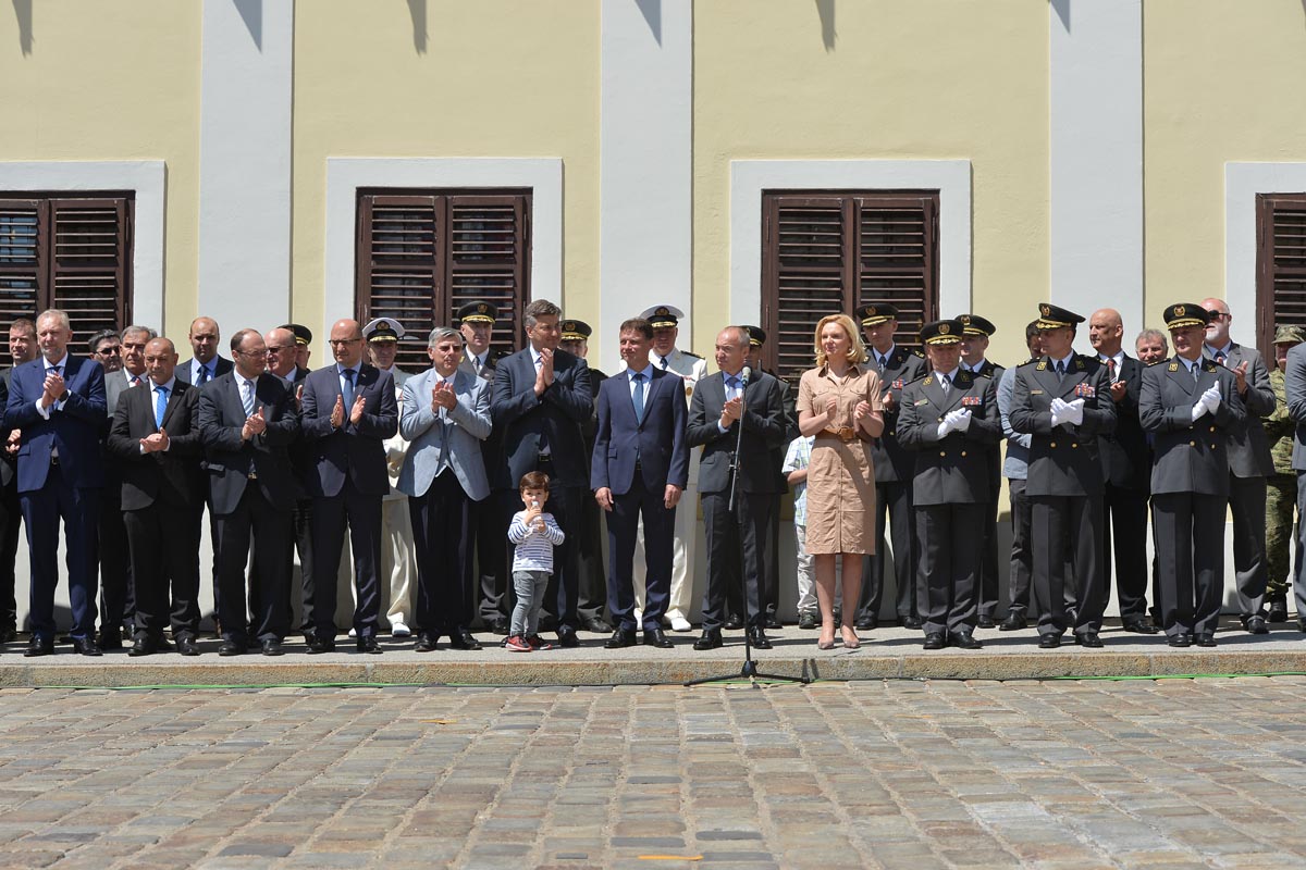 https://www.morh.hr/wp-content/gallery/velika-smjena-straze-pocasno-zastitne-bojne-u-zagrebu/s_straze_27052017_01.jpg