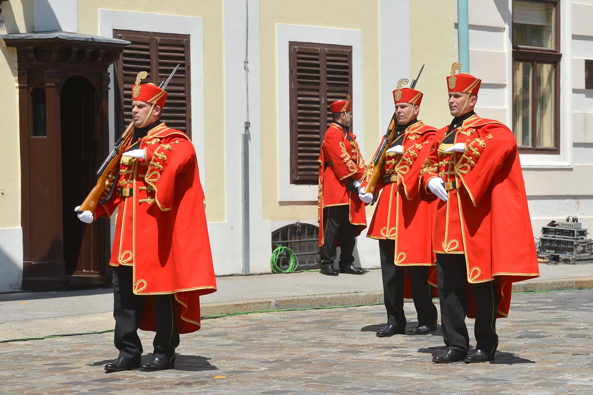 https://www.morh.hr/wp-content/gallery/velika-smjena-straze-pocasno-zastitne-bojne-u-zagrebu/s_straze_27052017_02.jpg