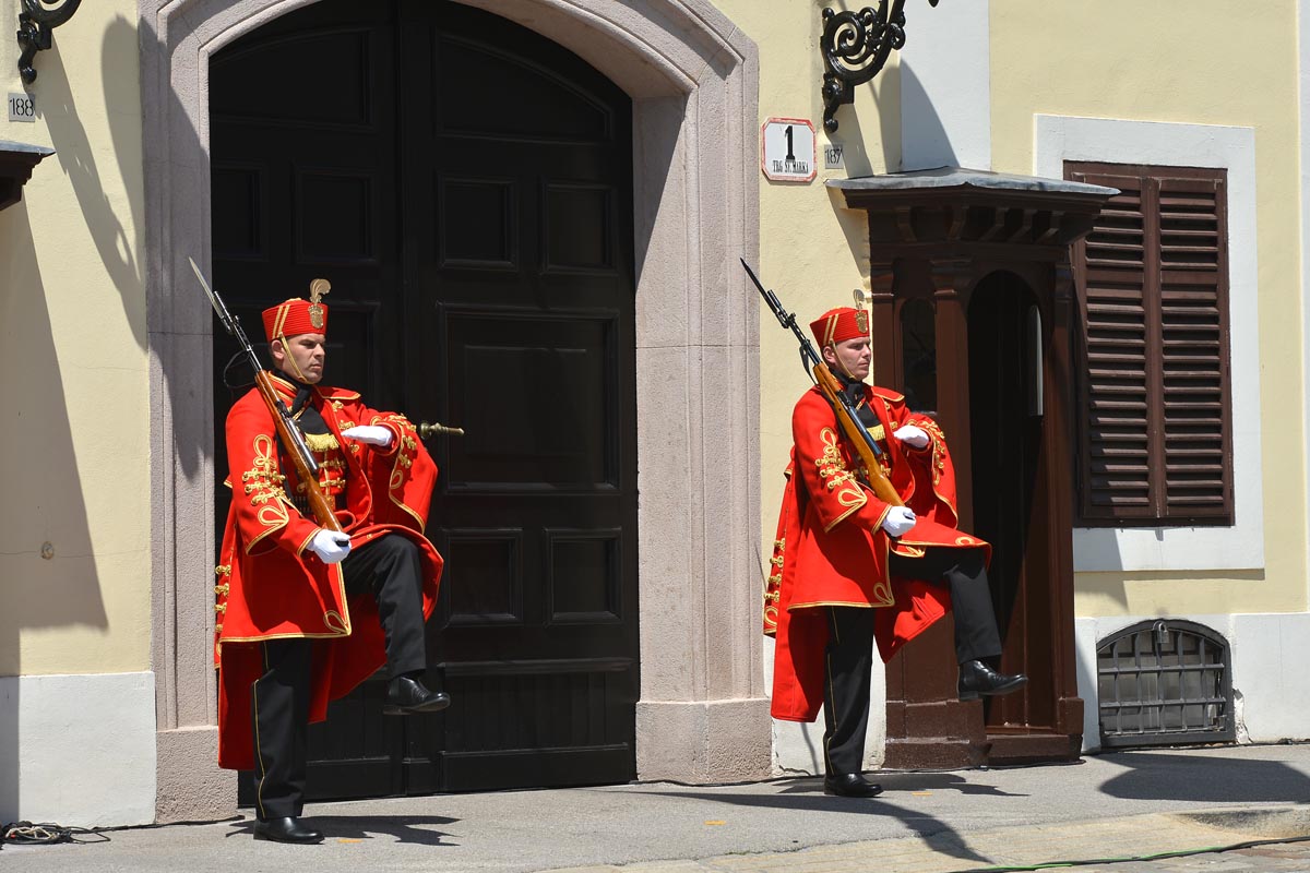 https://www.morh.hr/wp-content/gallery/velika-smjena-straze-pocasno-zastitne-bojne-u-zagrebu/s_straze_27052017_03.jpg