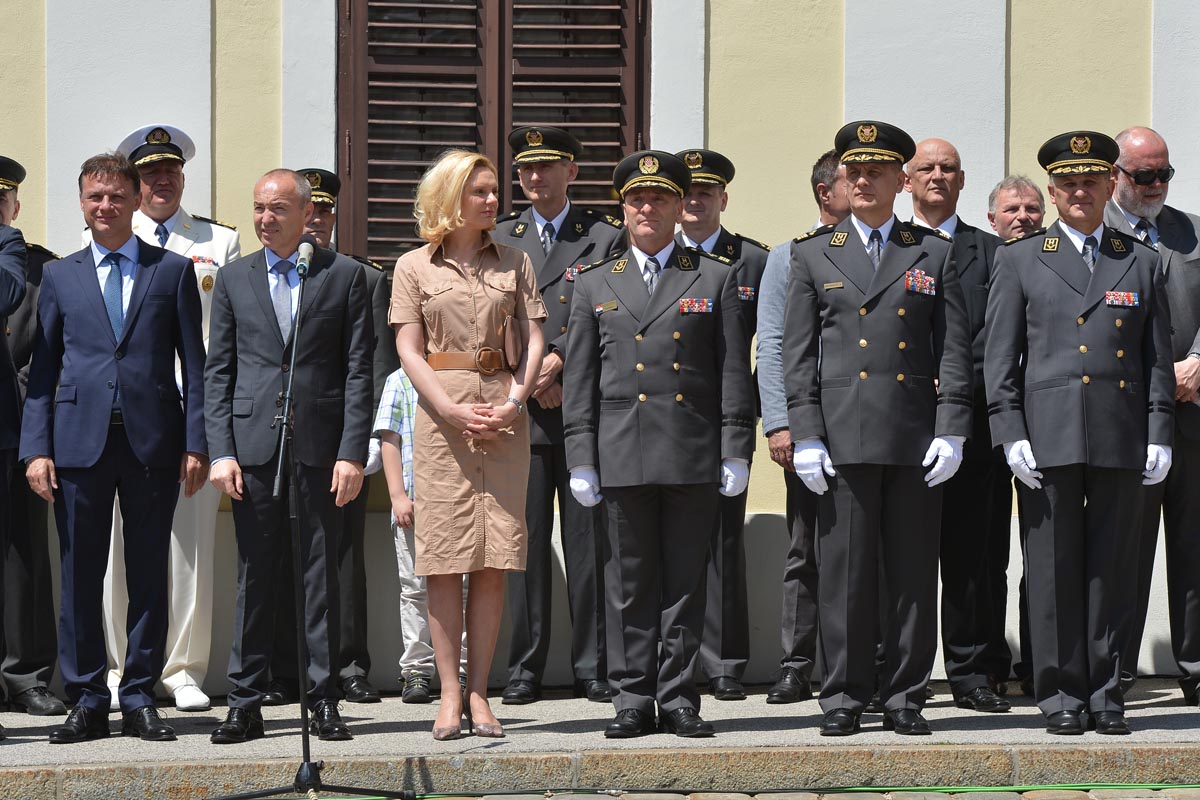 https://www.morh.hr/wp-content/gallery/velika-smjena-straze-pocasno-zastitne-bojne-u-zagrebu/s_straze_27052017_04.jpg