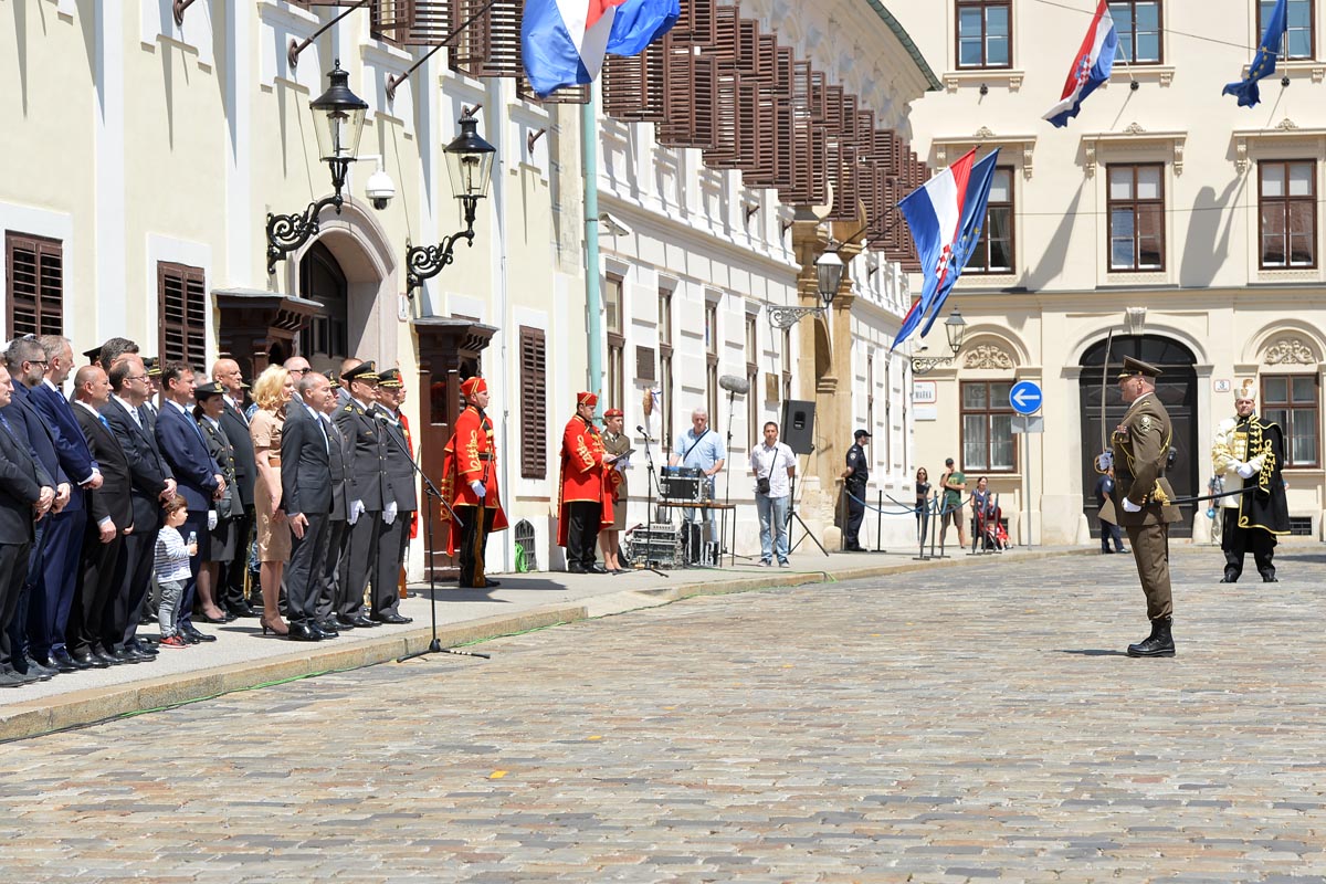 https://www.morh.hr/wp-content/gallery/velika-smjena-straze-pocasno-zastitne-bojne-u-zagrebu/s_straze_27052017_08.jpg