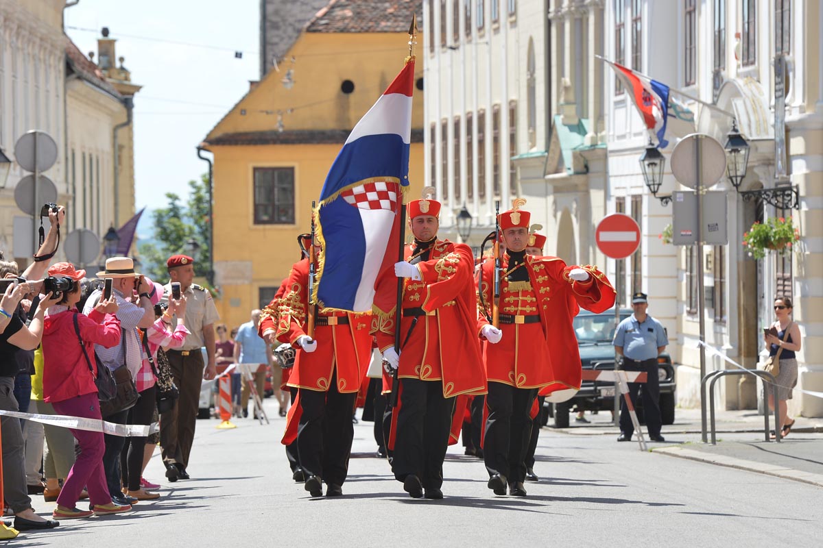 https://www.morh.hr/wp-content/gallery/velika-smjena-straze-pocasno-zastitne-bojne-u-zagrebu/s_straze_27052017_10.jpg