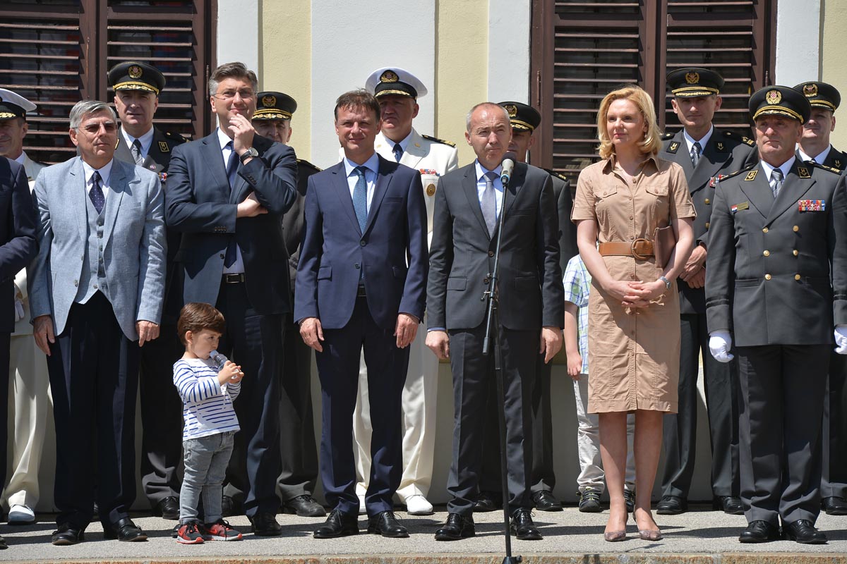 https://www.morh.hr/wp-content/gallery/velika-smjena-straze-pocasno-zastitne-bojne-u-zagrebu/s_straze_27052017_11.jpg
