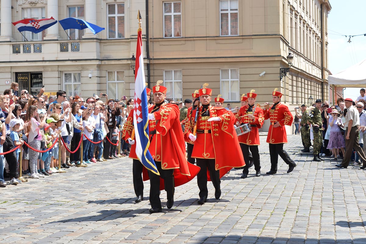 https://www.morh.hr/wp-content/gallery/velika-smjena-straze-pocasno-zastitne-bojne-u-zagrebu/s_straze_27052017_12.jpg