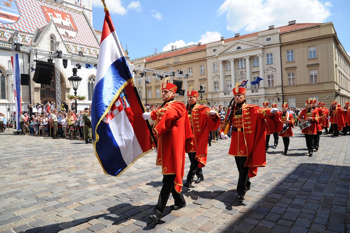 https://www.morh.hr/wp-content/gallery/velika-smjena-straze-pocasno-zastitne-bojne-u-zagrebu/s_straze_27052017_13.jpg