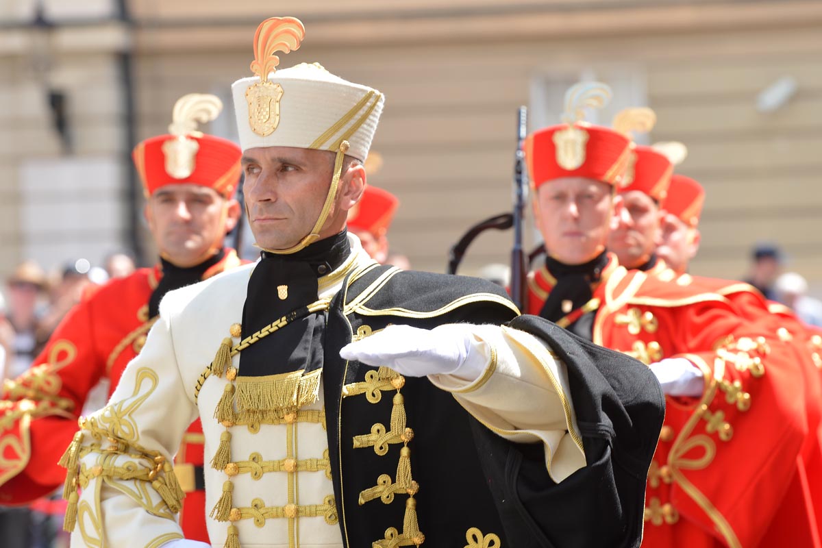https://www.morh.hr/wp-content/gallery/velika-smjena-straze-pocasno-zastitne-bojne-u-zagrebu/s_straze_27052017_14.jpg